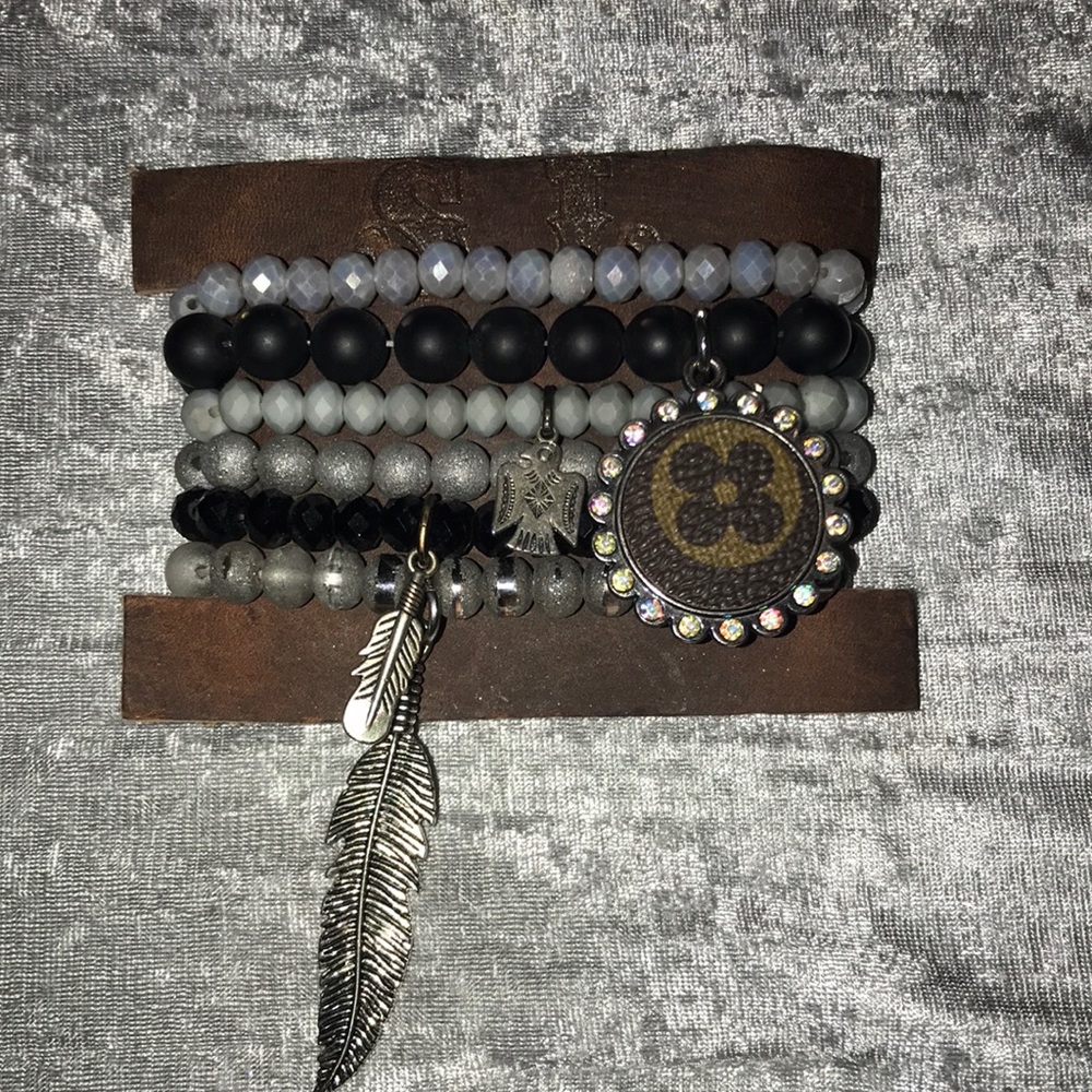 Sandra Ling beautiful 6 layer stick bracelet with charms in black and grey